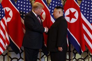 Trump e Kim Jong-un, nuova stretta di mano a Hanoi 