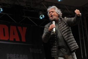 Beppe Grillo, le battute su Toninelli "con sindrome di Asperger" e Salvini "Mago di Oz"