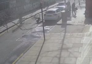 Londra, ciclista 30enne riceve calcio senza motivo: cade a terra dalla bici, è grave 