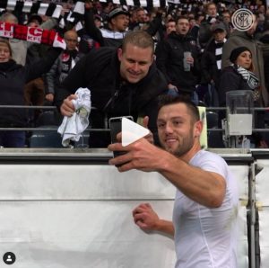 Eintracht-Inter, "Voglio la tua maglia": de Vrij accontenta tifoso e ci si scatta selfie insieme