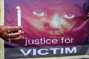 India: 12enne stuprata, strangolata e decapitata da fratelli e zio. Avvocati si rifiutano di difenderli