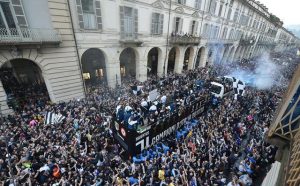 Juventus, tifoseria spaccata in due: gli altri settori si ribellano alla Curva Sud, cori e fischi per gli ultras