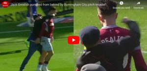 Follia durante Birmingham-Aston Villa, un tifoso ha invaso il campo e ha colpito alle spalle Jack Grealish