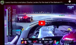 Problemi al motore per Leclerc, Hamilton lo supera al 48° giro. VIDEO