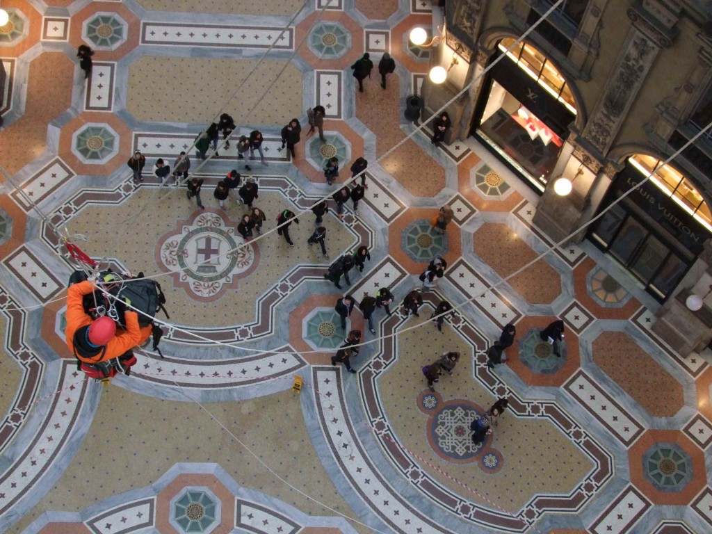 Greenpeace contro vestiti tossici attivisti appesi in Galleria a Milano14