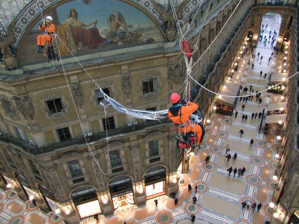 Greenpeace contro vestiti tossici attivisti appesi in Galleria a Milano12