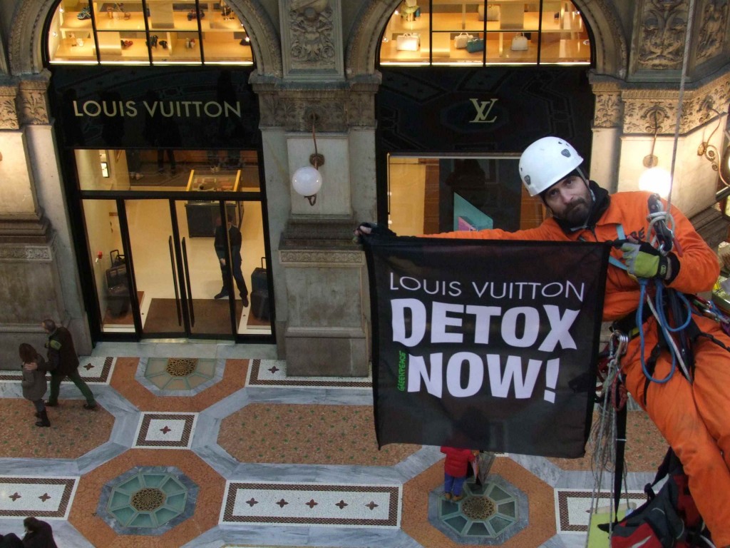 Greenpeace contro vestiti tossici attivisti appesi in Galleria a Milano10