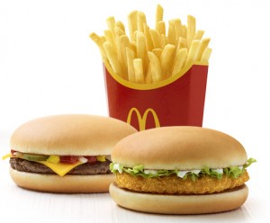 Guarda la versione ingrandita di McDonald’s torna a dare mangime transgenico ai polli, Greenpeace protesta