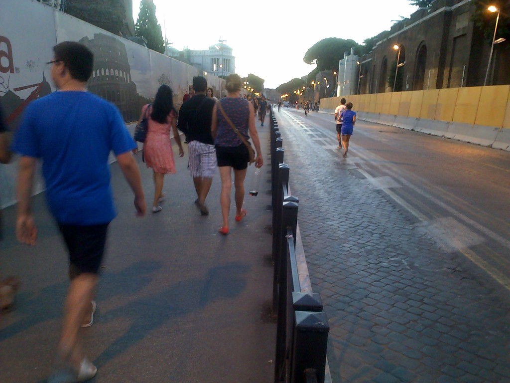 Roma, Fori pedonali flop. Pedoni chiusi nel corral del marciapiede: solo autobus01