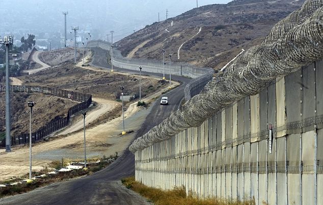Risultati immagini per muro al confine tra Messico e USA immagini