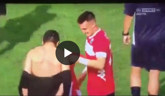 YOUTUBE Pisa, calciatori strappano camicia a Gattuso: 