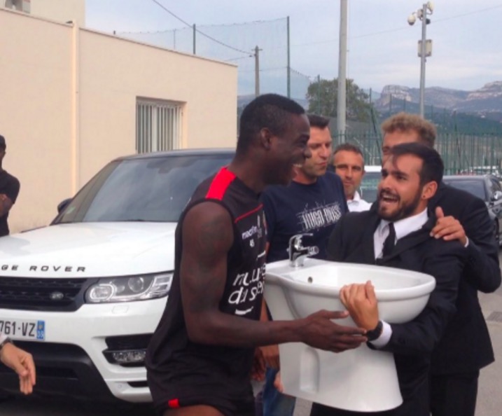 Mario Balotelli, Le Iene a Nizza: in regalo un bidet