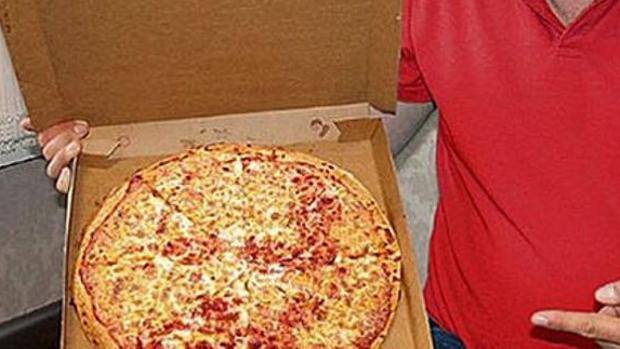 La faccia di Pep Guardiola su pizza per tifoso Manchester United