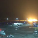 Giappone, il momento in cui l'aereo tocca la pista e prende fuoco VIDEO
