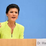 Migranti, nuovo partito di sinistra in Germania: sono una minaccia per i lavoratori tedeschi, appena fondato vola al 20% nei sondaggi