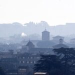Allarme smog a Roma: "Fragili, donne in gravidanza e bambini restino a casa"