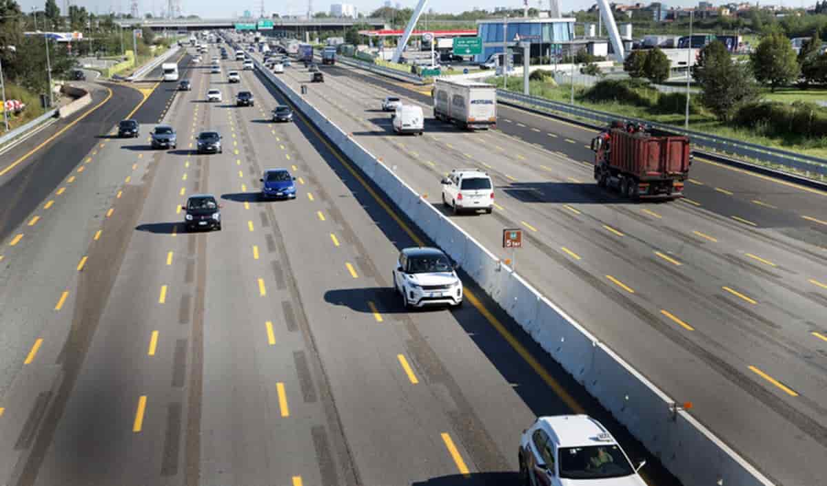 Donna si accosta in autostrada: "Forse ho una bomba in auto". Chiusa la A10 tra Borghetto e Pietra Ligure. Foto d'archivio Ansa