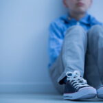 Bambino di 9 anni abbandonato dalla madre ha vissuto da solo per due anni in un appartamento non riscaldato: era "un bravo allievo" e nessuno si è accorto del suo caso.