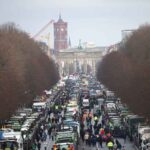 Berlino, 6mila trattori invadono la città per protestare contro il taglio dei sussidi. Un frame del video