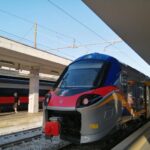 Treno regionale le passa sopra mentre è stesa sui binari: viva per miracolo, ma rischia denuncia