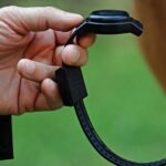 Braccialetto elettronico non funziona, lui arriva fuori casa dell'ex compagna, lei chiama il 112