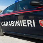 Molestano la barista, aggrediscono il titolare e spaccano le vetrine del locale: arrestati 2 uomini