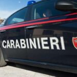 Con l'auto abbatte il cancello di casa della compagna e la minaccia: arrestato 36enne