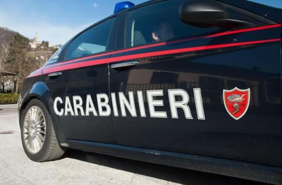 Con l'auto abbatte il cancello di casa della compagna e la minaccia: arrestato 36enne