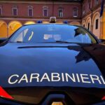 Roberta Bertacchi trovata impiccata sul balcone di casa. I testimoni: il fidanzato era con lei la notte prima