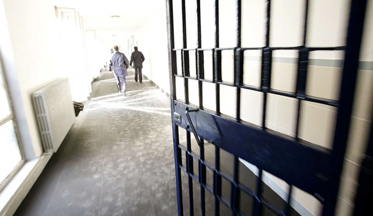 La storia del mendicante da 20 mesi in carcere per una estorsione di 2 euro. Foto Ansa