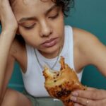 giovane donna mangia dolci