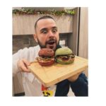 Apre la paninoteca di Cicciogamer89, tutti in fila per l'hamburger che non c'è. Le scuse dello youtuber