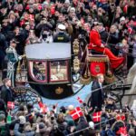 Il nuovo re di Danimarca Federico X è salito al trono in un delirio di folla degno dei paesi latini, succedendo a sua madre, la regina Margrethe II.