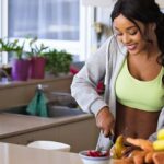 giovane donna mangia in modo sano