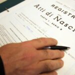 Doppio cognome: quello di papà, di mamma o entrambi? Cosa cambierebbe con la nuova legge