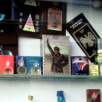 "Un caffè e una mazza", il bar che vende gadget di Mussolini. Titolare: "Sempre più clienti"