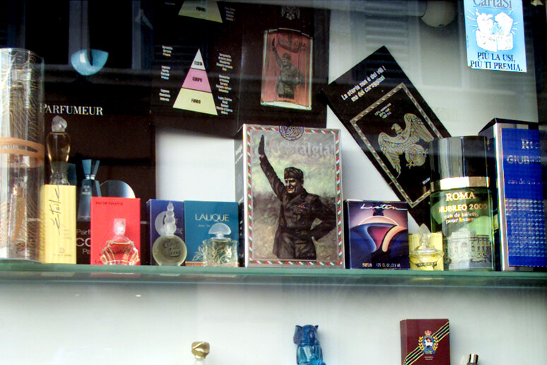 "Un caffè e una mazza", il bar che vende gadget di Mussolini. Titolare: "Sempre più clienti"