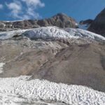 Cambiamento climatico, entro il 2050 i ghiacciai delle Alpi sono destinati a dimezzarsi. Foto d'archivio Ansa