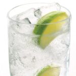 Ordina 4 gin tonic e li paga con la carta di credito rubata a una donna: denunciato 61enne