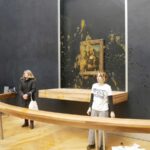 Per la Gioconda di Leonardo da Vinci non basta la protezione di un vetro blindato, due militanti ecologiste hanno sparso il vetro con della minestra.