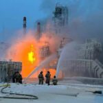 Guerra in Ucraina, 25 morti in un mercato, incendio in terminal di gas, Kiev arriva con droni a San Pietroburgo