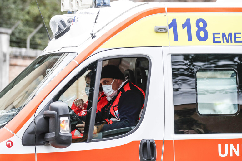 Si schianta contro un autocarro a Guidonia: morto motociclista di 44 anni