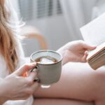 giovane donna beve un infuso