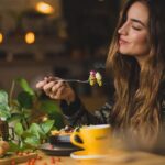 giovane donna che mangia