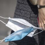 La cassiera non indossa la mascherina, il supermercato la licenzia: lei fa ricorso in Cassazione e perde. Foto d'archivio Ansa