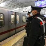 Roma, cronaca di ordinaria follia: alla fermata della metro A minaccia i passeggeri con un'ascia. Foto Ansa