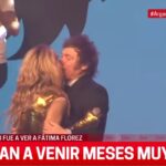 Milei imbarazza l'Argentina, baci hot alla fidanzata sul palco VIDEO