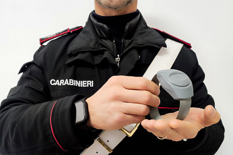 Minaccia di morte la ex e investe il compagno: per 49enne di Artena scatta il braccialetto elettronico