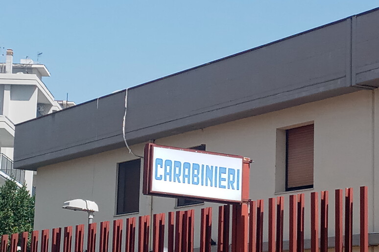 "Non buttarmi i funghi allucinogeni": minaccia di morte il padre, che chiama i carabinieri