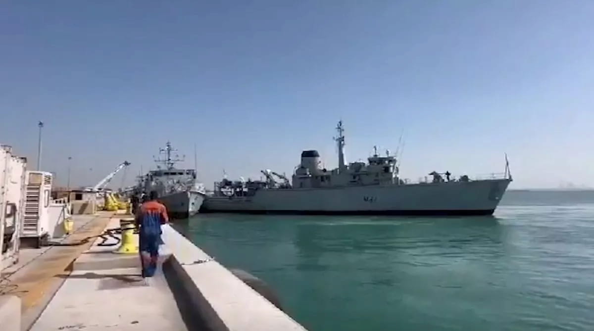 Nave da guerra britannica a marcia indietro sperona alto cacciamine in ormeggio, nel porto di Bahrein, il VIDEO della collisione.